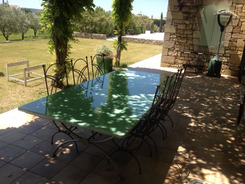 Table RECTANGULAIRE pour 10 à 12 PERSONNES à Eygalières dans les Bouches du Rhône